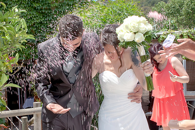 Novios recién casados, lluvia de arroz, reportaje de boda, fotógrafo profesional de boda